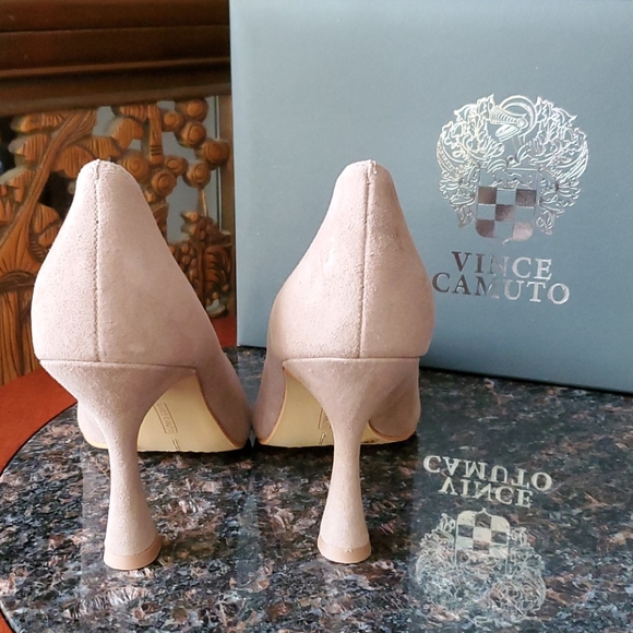 Vince Camuto Taupe Suede Pumps NWT 6 - Picture 9 of 12